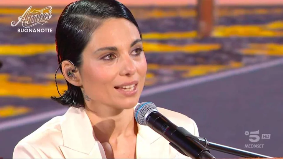 Giordana Angi torna ad Amici per presentare il nuovo singolo e si emoziona