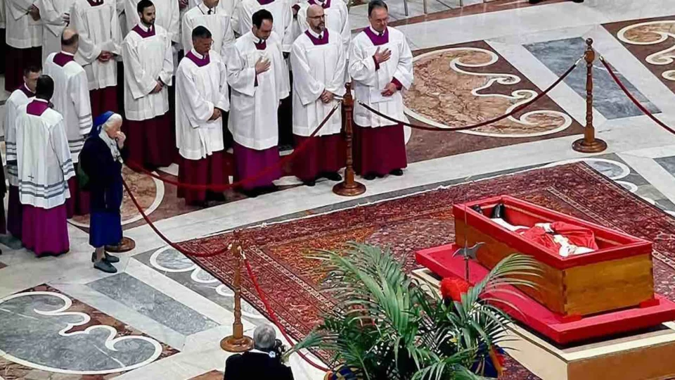Suor Geneviève, amica di Papa Francesco, commuove il web: la sua storia