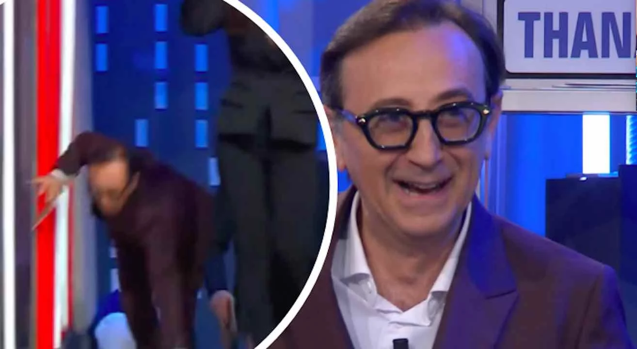 Affari Tuoi, Giovanni Esposito entra… col botto! Caduta epica a inizio puntata (VIDEO)