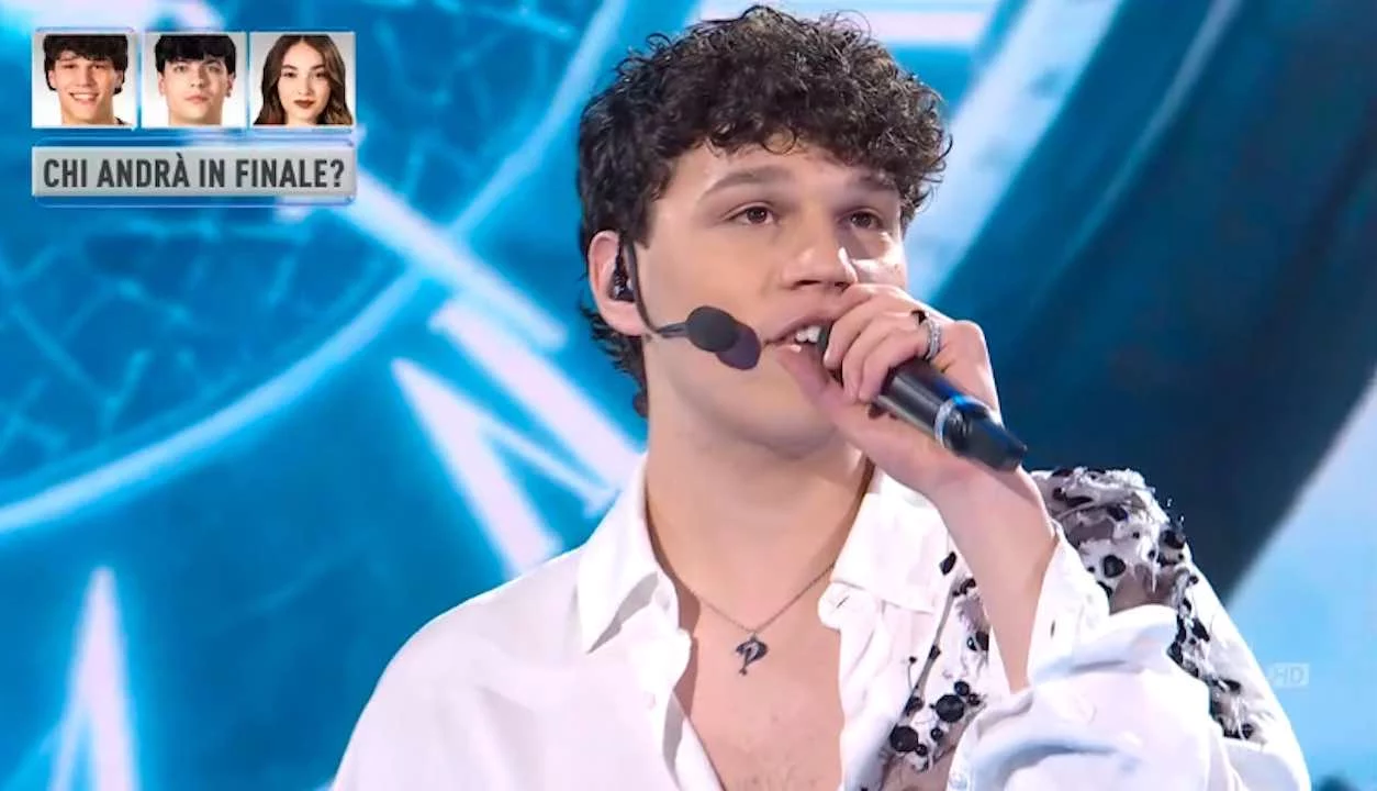 Nicolò al Serale presenta il suo nuovo singolo Un’ora di follia, che è già una hit (e vince un importante premio) Nicolò al Serale presenta il suo nuovo singolo Un’ora di follia, che è già una hit (e vince un importante premio)