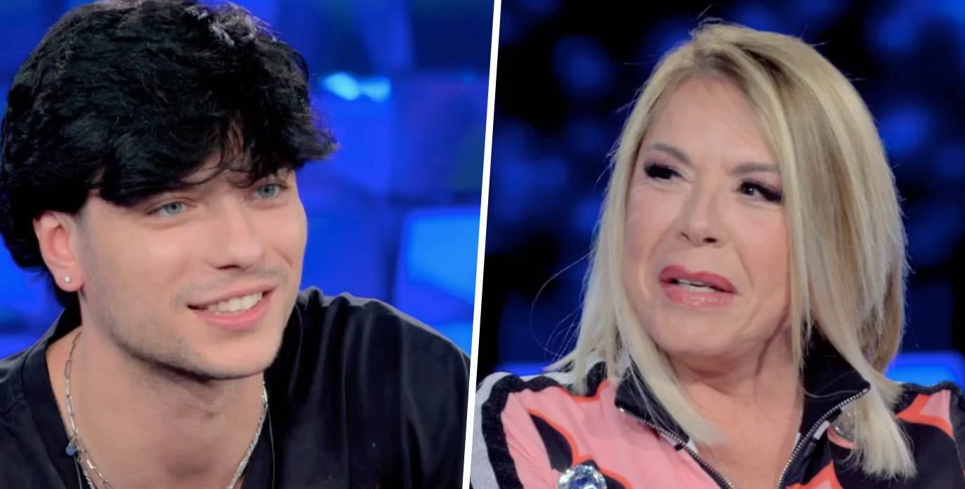 anna pettinelli indossava un oggetto regalato da trigno durante la finale di amici da Novella2000.it anna pettinelli indossava un oggetto regalato da trigno durante la finale di amici