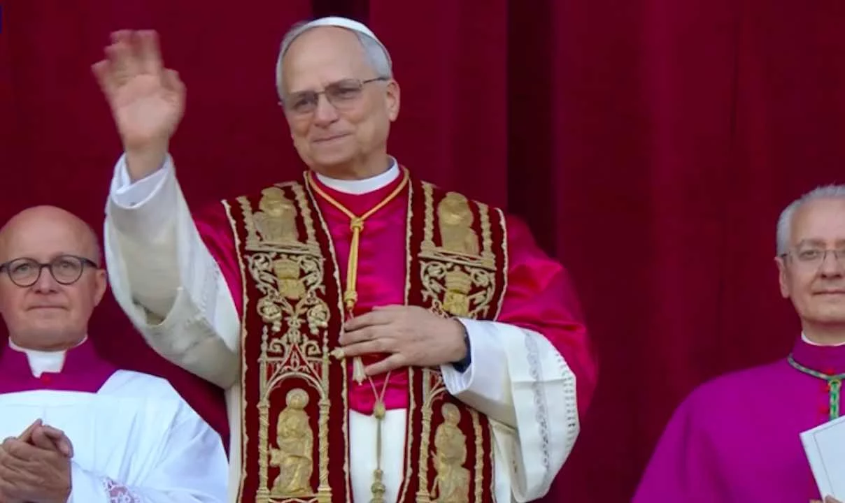 FUMATA BIANCA: ecco chi è il nuovo Papa e come si chiamerà FUMATA BIANCA: ecco chi è il nuovo Papa e come si chiamerà
