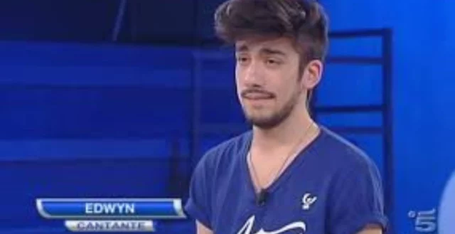 Edwyn Roberts ad Amici 12 prima di Eurovision 2025