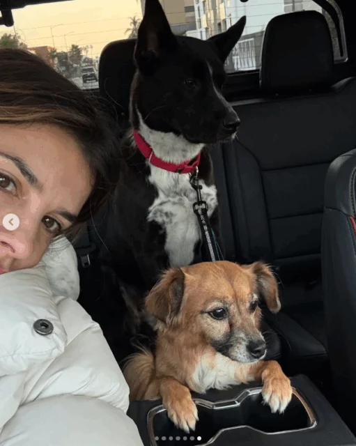 Elisabetta Canalis insieme al cagnolino Charlie