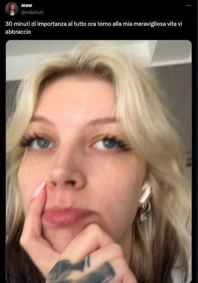 Post su X di Mew di Amici