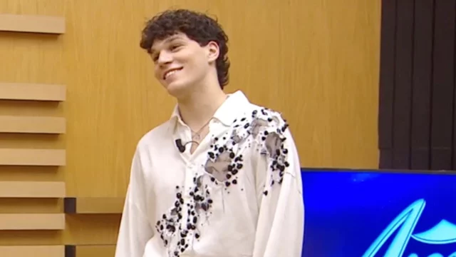 Amici 24, Nicolò si esibisce per i finalisti prima di lasciare la scuola