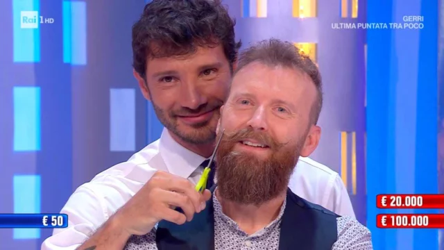 Stefano De Martino taglia baffi Affari Tuoi