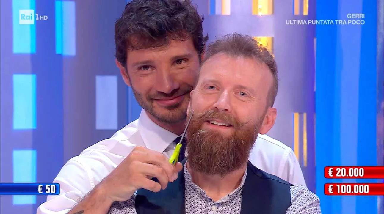 Stefano De Martino mantiene la parola data e taglia i baffi al pacchista della Toscana (VIDEO)