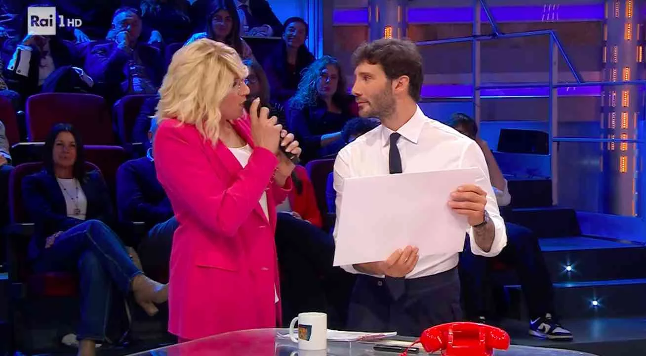 ‘Maria De Filippi’ approda ad Affari Tuoi e legge una lettera a De Martino da risate assicurate (VIDEO) ‘Maria De Filippi’ approda ad Affari Tuoi e legge una lettera a De Martino da risate assicurate (VIDEO)