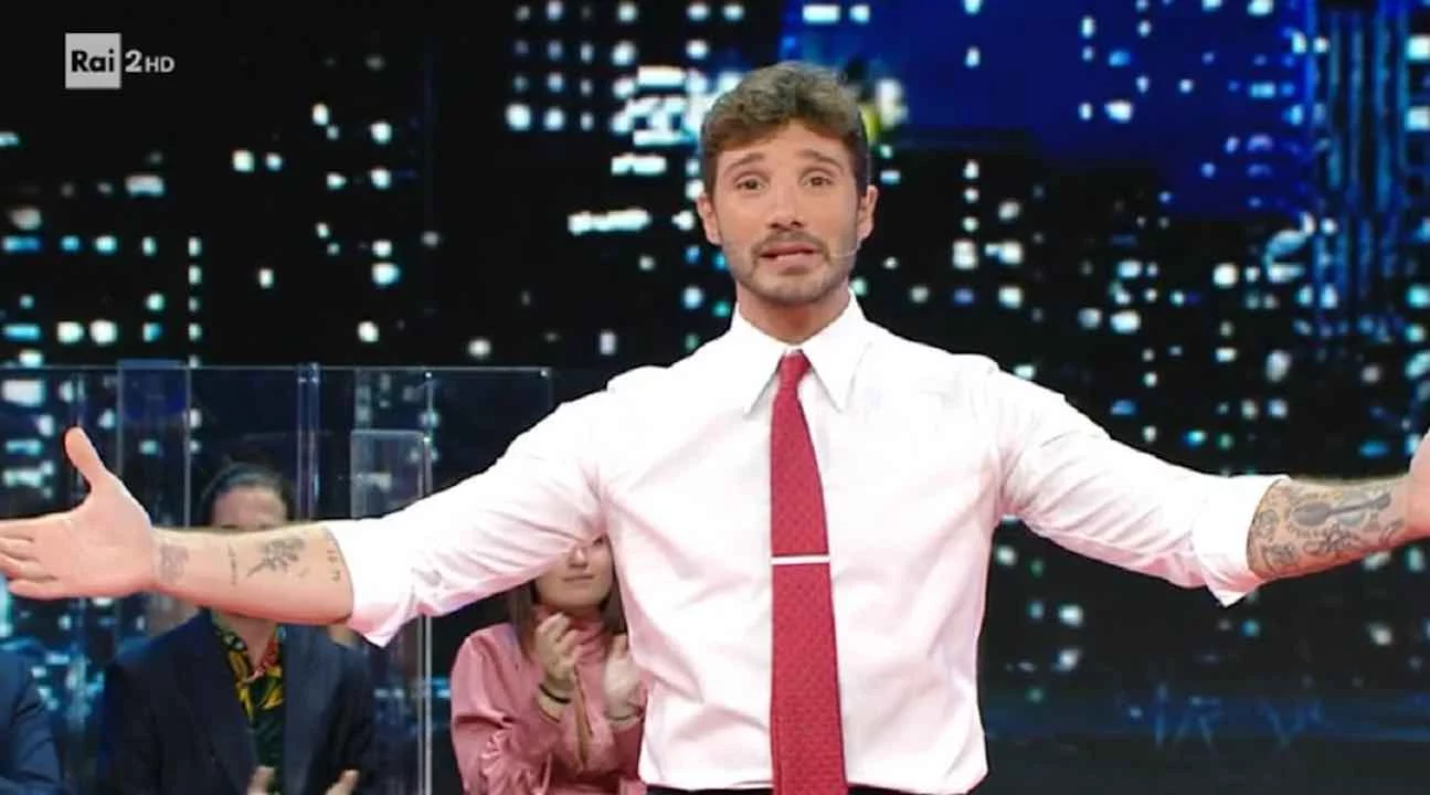 Stefano De Martino viene interrogato sul futuro di Stasera tutto è possibile (VIDEO) Stefano De Martino viene interrogato sul futuro di Stasera tutto è possibile (VIDEO)