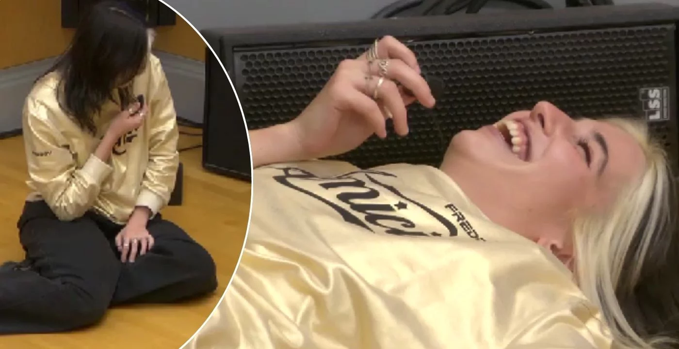 Un fan mette in vendita la maglia del serale regalata da Chiamamifaro, lei se ne accorge e risponde (FOTO) Un fan mette in vendita la maglia del serale regalata da Chiamamifaro, lei se ne accorge e risponde (FOTO)