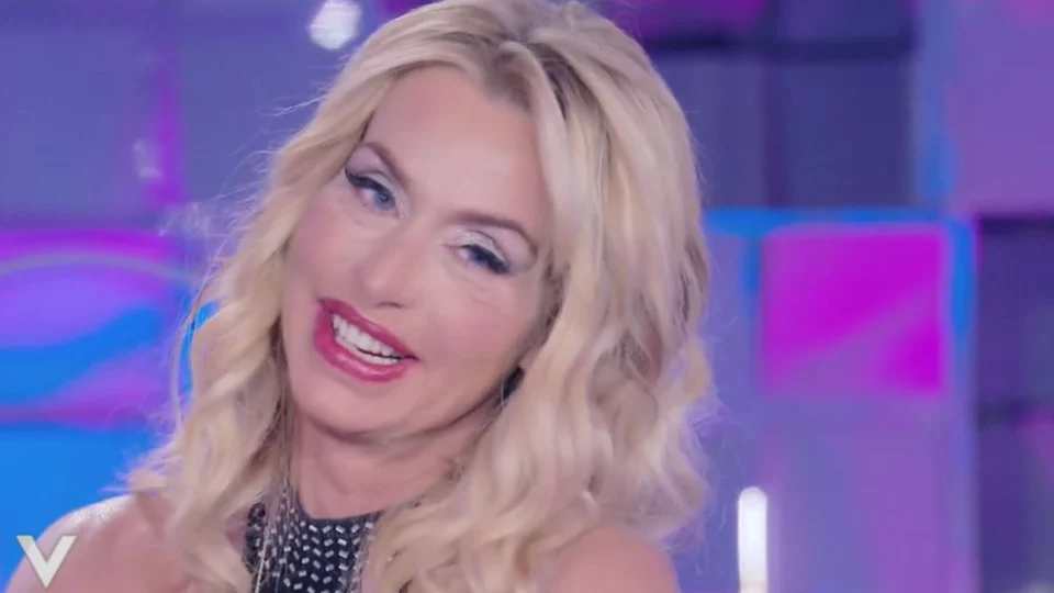 Valeria Marini pubblica la sua nuova canzone, Besos stellari