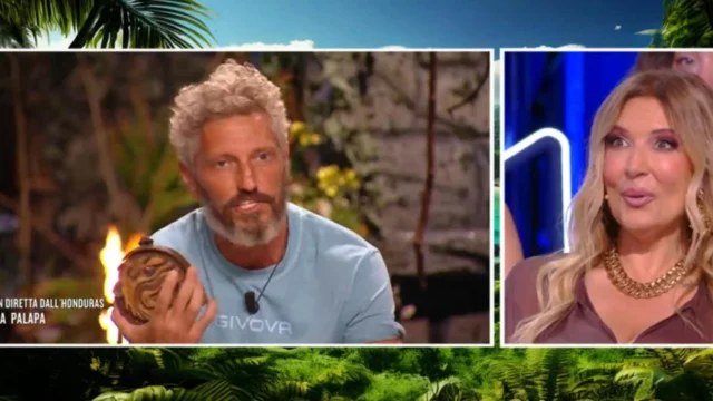 Isola dei Famosi Omar si scalda con Selvaggia Lucarelli