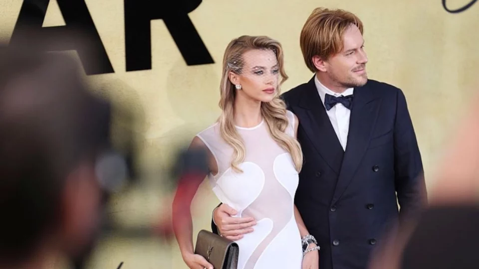 Christopher Aleo e Simona Jakstaite tra gli ospiti della cena di gala AmfAR a Cannes: eleganza e impegno sociale sotto i riflettori internazionali