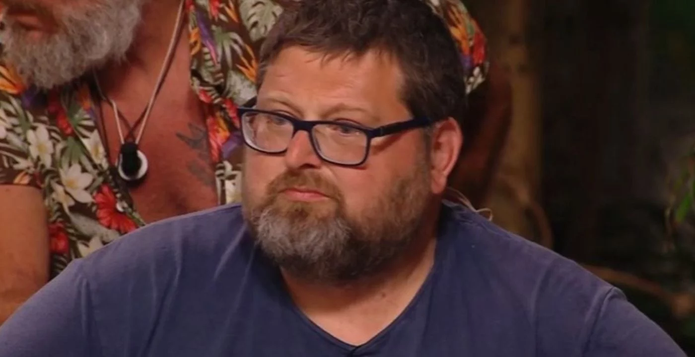 Isola dei Famosi, due naufraghe contro le idee di Mario sulle coppie omosessuali: “Spesso sono quelle etero a rovinare i figli” (VIDEO)