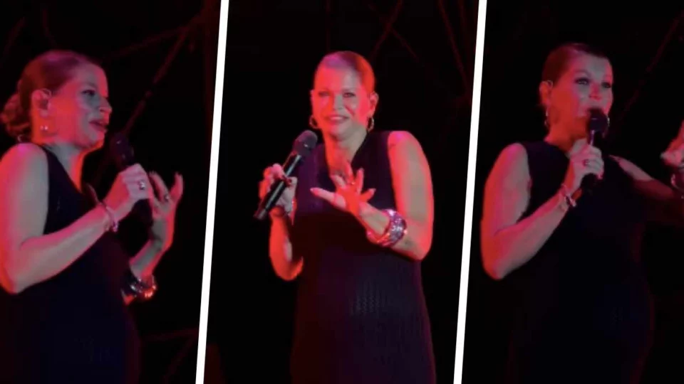 Alessandra Amoroso dimentica il testo della canzone durante il concerto, il video è esilarante