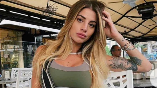 Chiara Nasti è una furia dopo un viaggio in treno: 