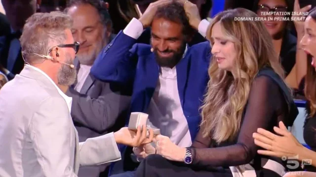 Paolo Vallesi fa una proposta di matrimonio in diretta alla compagna