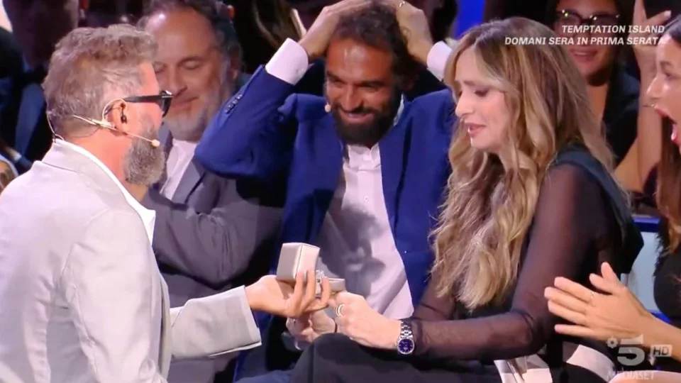 Paolo Vallesi fa una proposta di matrimonio in diretta alla compagna