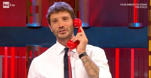 Stefano De Martino ha un nuovo amore, spuntano le foto del bacio