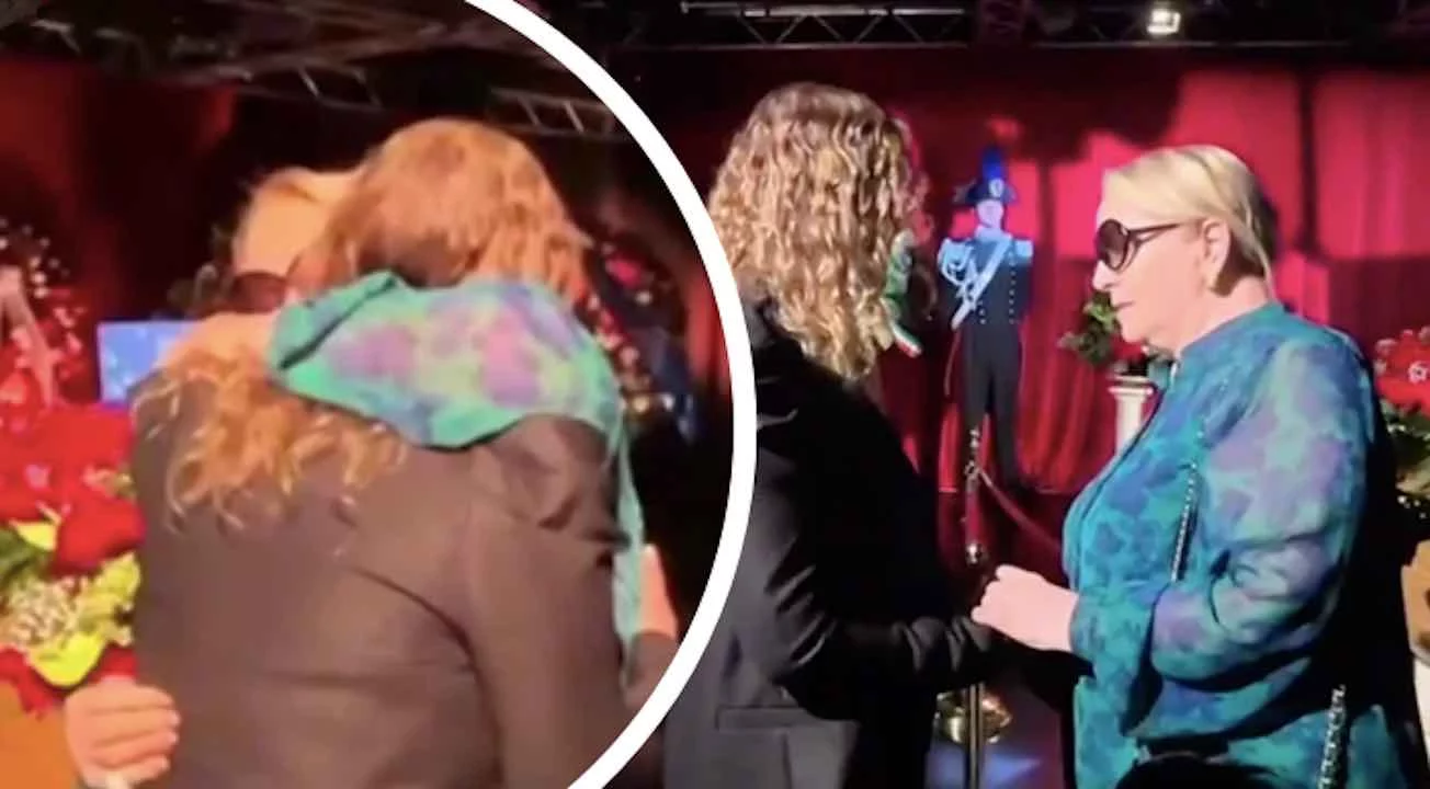 Katia Ricciarelli in lacrime alla Camera Ardente, l’abbraccio commovente con la figlia di Pippo Baudo (VIDEO)
