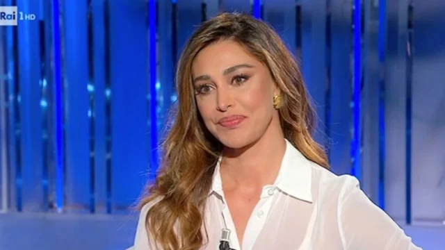 Belen Rodriguez paparazzata mentre bacia il suo nuovo fidanzato