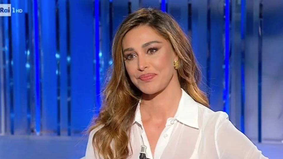 Belen Rodriguez paparazzata mentre bacia il suo nuovo fidanzato