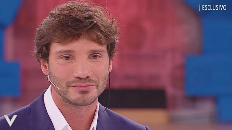 Stefano De Martino, la fidanzata Caroline sparisce dai social