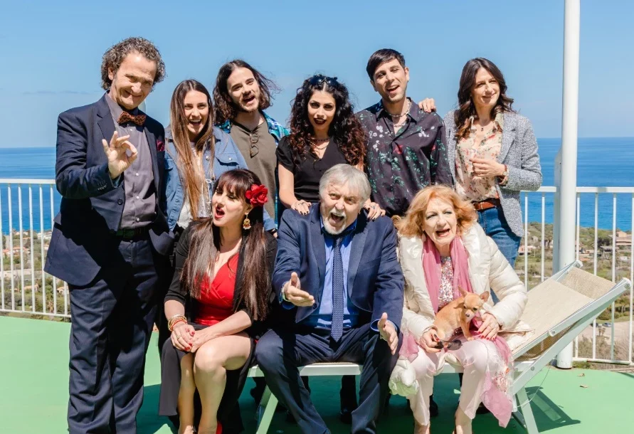 Due famiglie, un funerale: una commedia da “morire” dal ridere