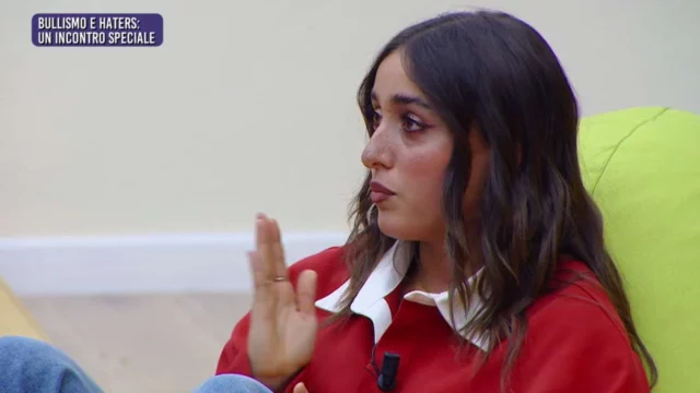 Giulia Stabile ad Amici mostra i pesanti messaggi ricevuti dagli hater e dà un prezioso consiglio ai ragazzi