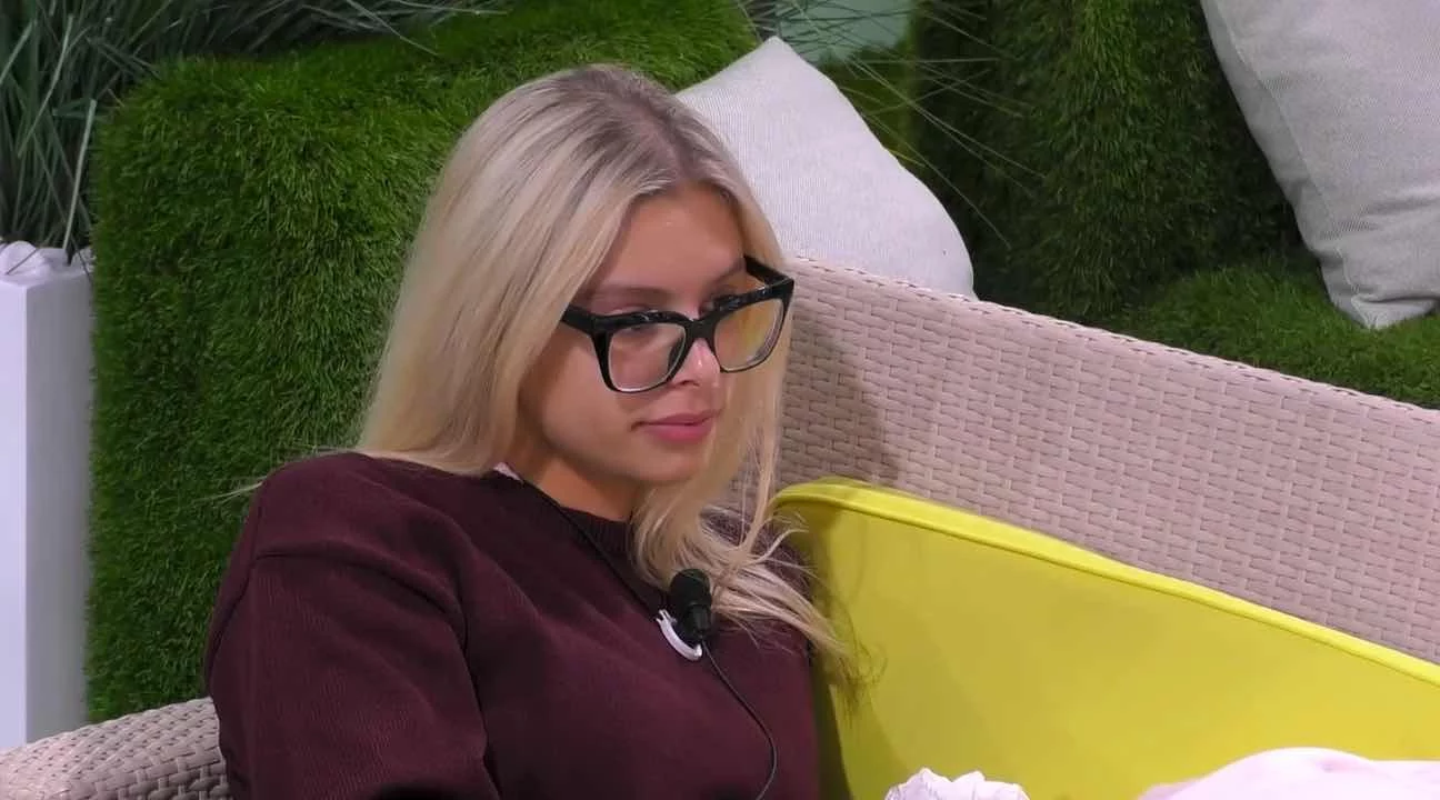Giulia ci ricasca al Grande Fratello e gli autori la richiamano in confessionale (VIDEO)