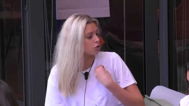 Grande Fratello, Giulia esagera con le parole e rischia la squalifica