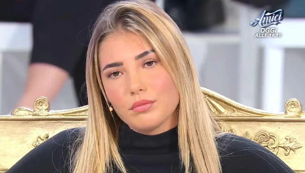 Dopo l’assenza di Martina de Ioannon a Uomini e Donne, intervengono i fratelli di lei