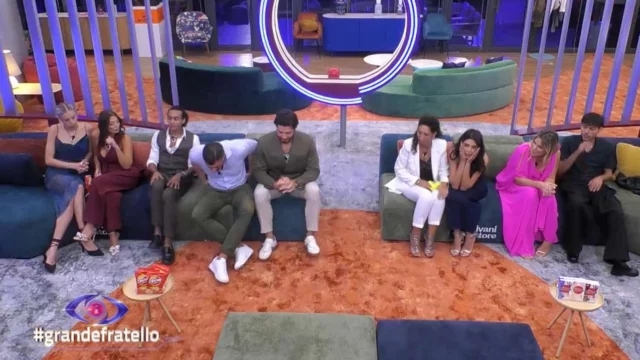 Grande Fratello, tra due concorrenti sarebbe scattato il bacio