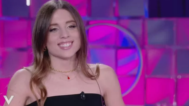 Angelina Mango sfoggia un look completamente inedito
