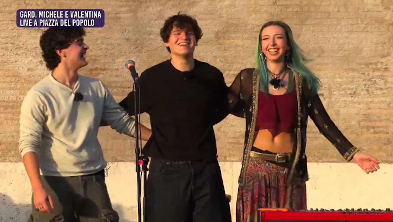 Gard, Michele e Valentina escono dalla scuola di Amici 25 e si esibiscono in Piazza del Popolo