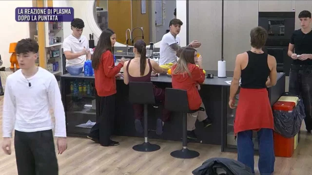 Amici 25: Plasma nel mirino di alcuni allievi, scoppia una discussione in Casetta (e c'entra anche Flavia)