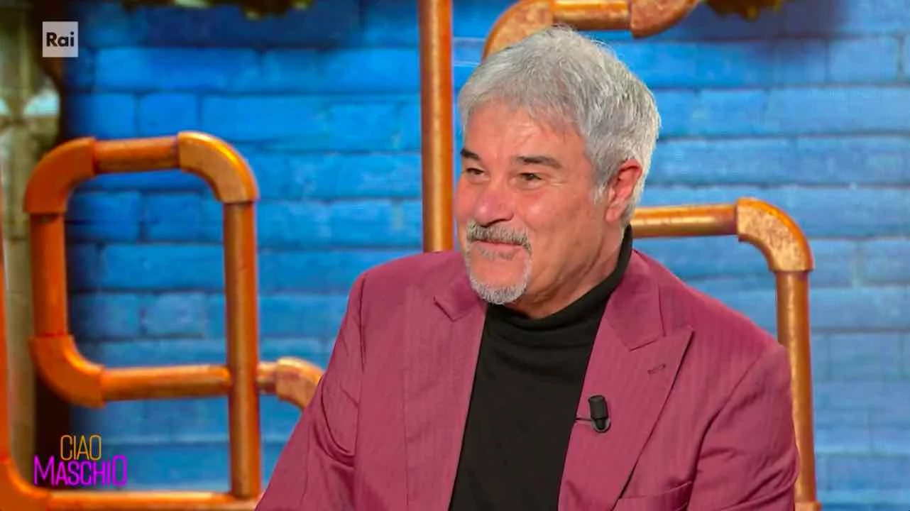 Pino Insegno in lacrime a Ciao Maschio ricorda la madre: “Mi manca ogni giorno”