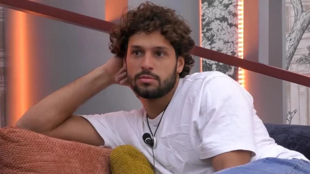 Mattia Scudieri scopre di essere stato lasciato dalla fidanzata, lei interviene