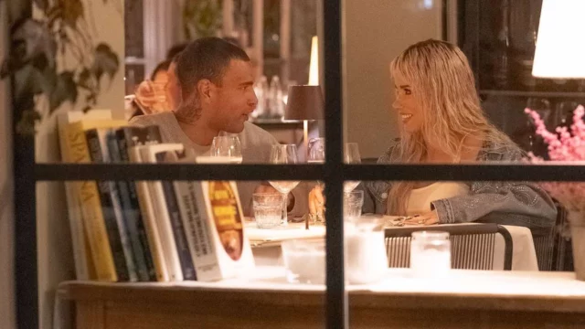 Baby K paparazzata con un misterioso ragazzo a cena