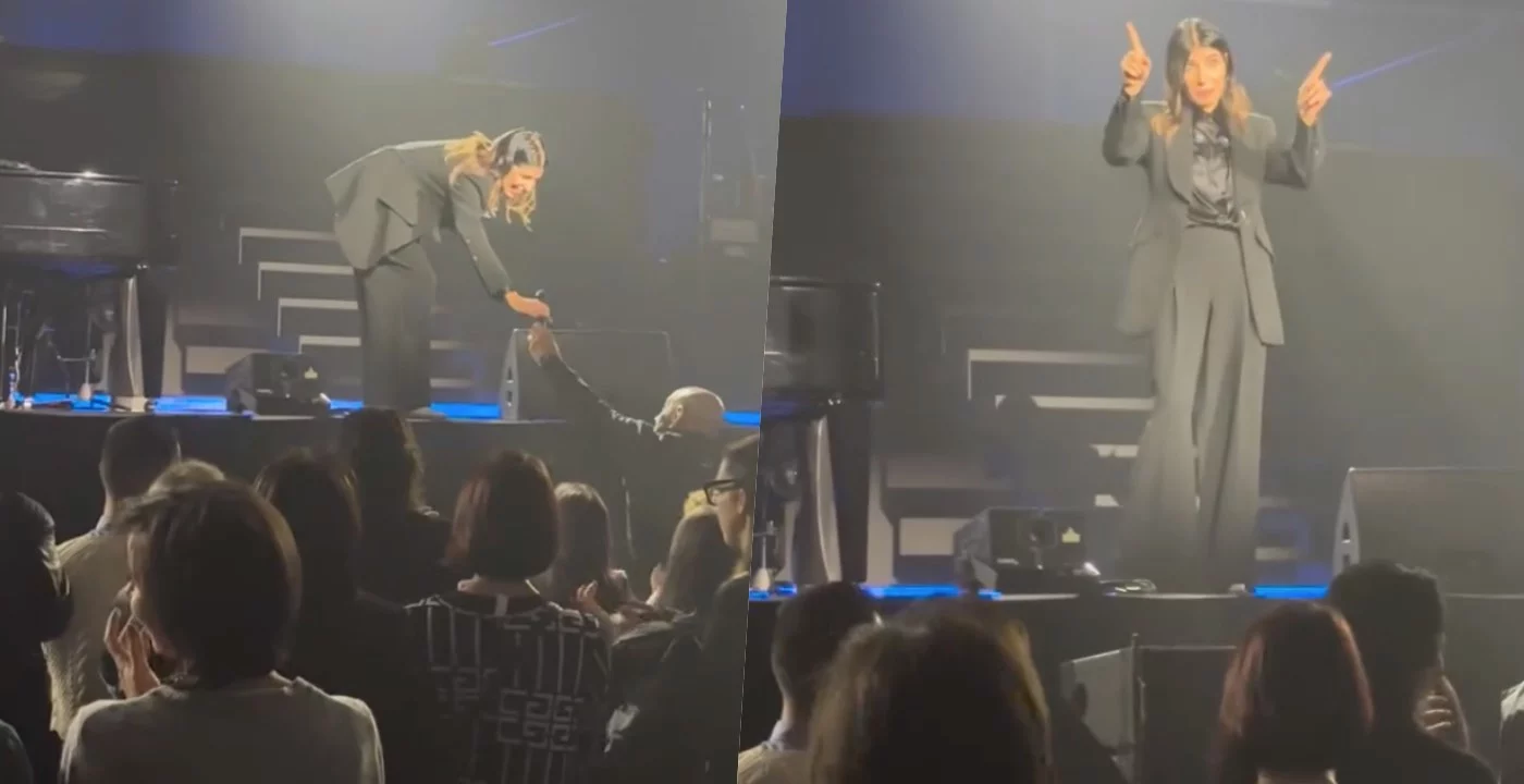 Giorgia passa il microfono ad una fan e la fa cantare durante un concerto