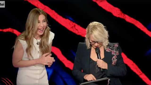 Maria De Filippi a Belve gioca a burraco online e svela la sua identità segreta