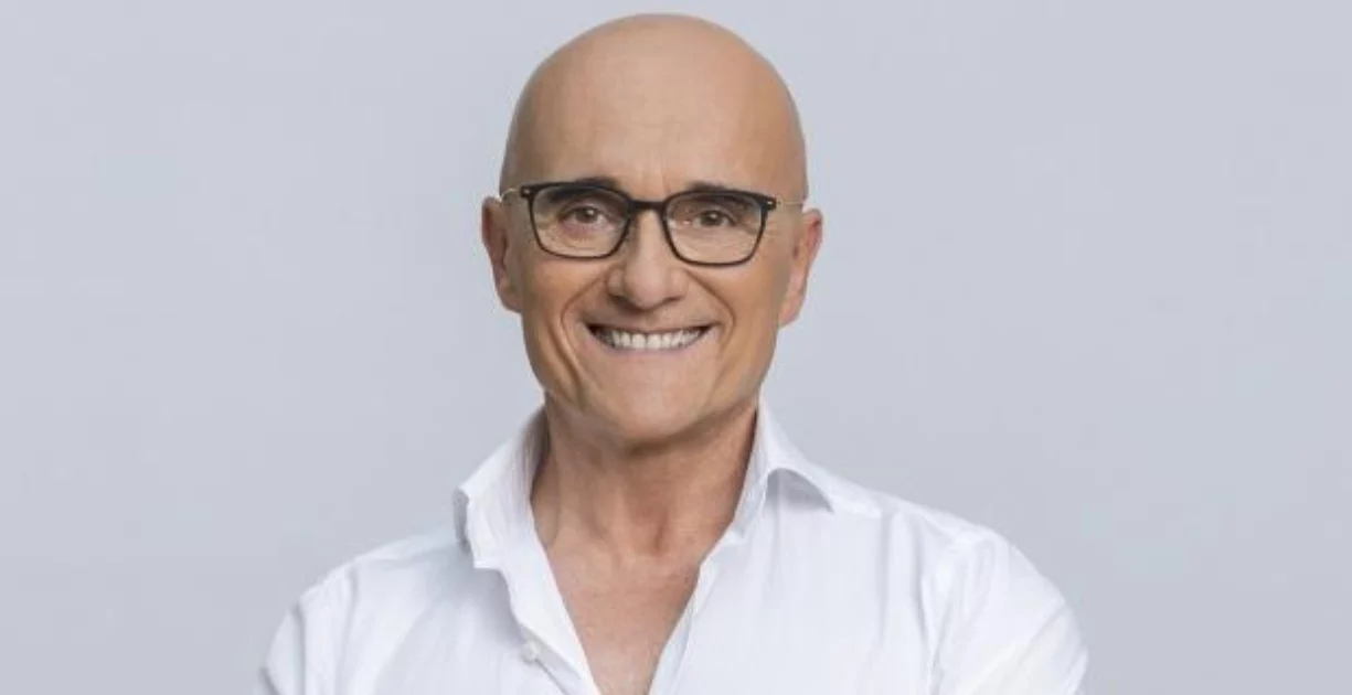 Alfonso Signorini disattiva i social: la scelta netta dopo settimane di polemiche e meme