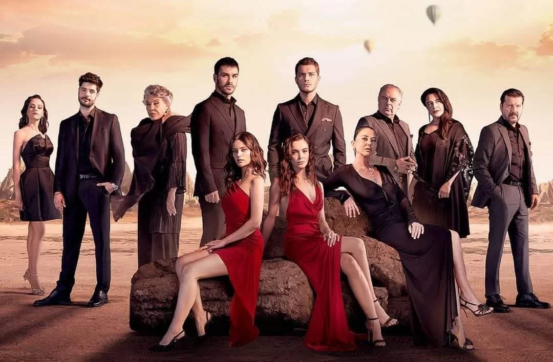 Ascolti tv 30 novembre 2025, sfida tra Rai e Mediaset