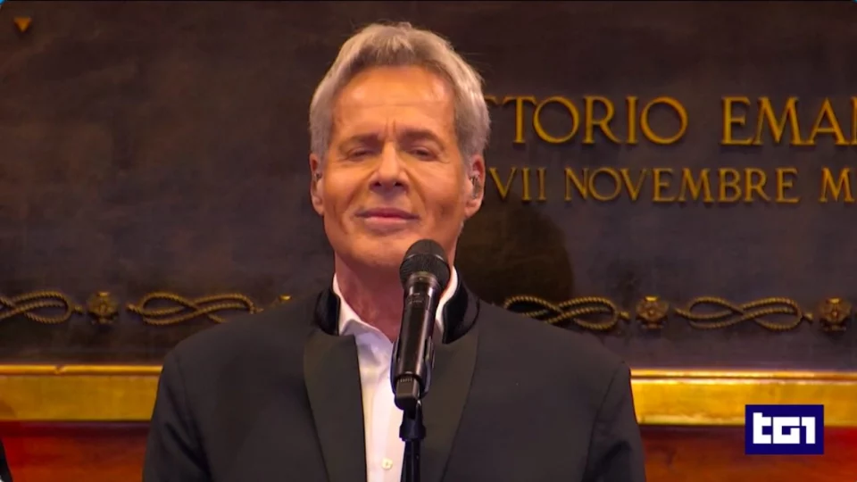 Claudio Baglioni si esibisce con l'orchestra e il coro del Teatro San Carlo di Napoli al Concerto di Natale in Senato