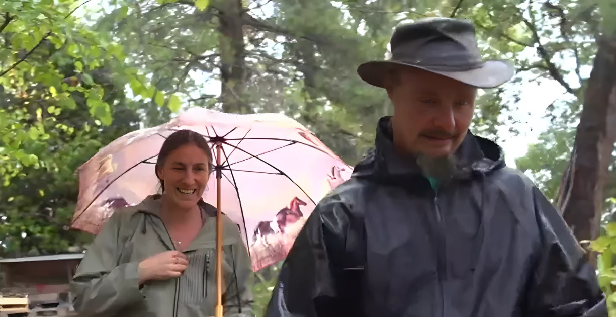 Famiglia nel bosco, primo giorno di scuola per i figli: parte l’istruzione parentale mentre i genitori si difendono