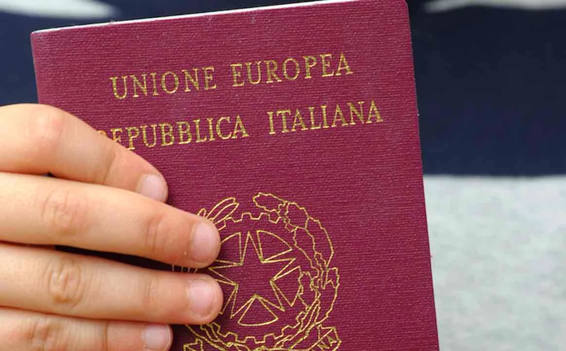 Vi siete mai chiesti perché i passaporti hanno quattro colori? Ecco qual è il loro significato