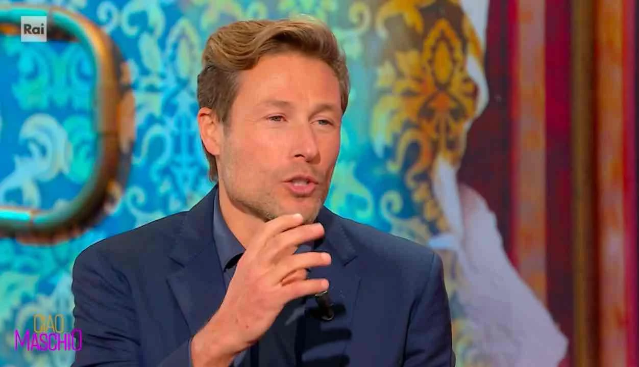 Massimiliano Ossini a Ciao Maschio: “Da piccolo soffrivo di balbuzie, il teatro mi ha salvato”