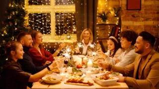 Natale 2025 più economico, il budget degli italiani per il pranzo e il cenone si riduce