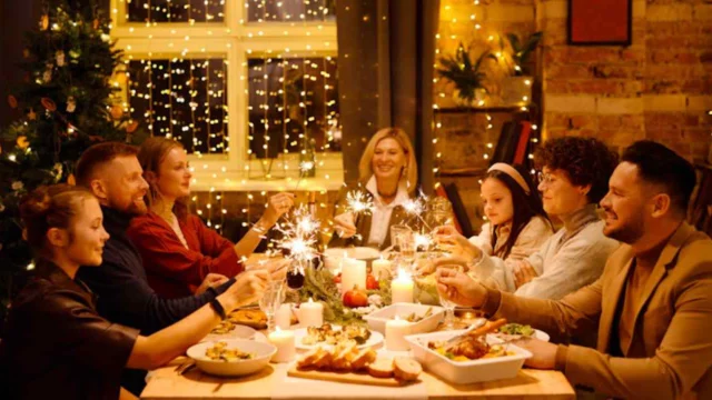Natale 2025 più economico, il budget degli italiani per il pranzo e il cenone si riduce